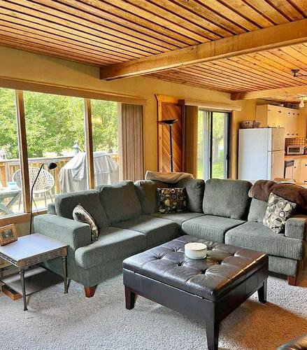 1309 Willow Road, Sunbreaker Cove, AB - Indoor Photo Showing Living Room