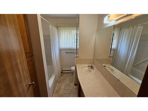 5506 50 Street, Castor, AB - Indoor Photo Showing Bathroom