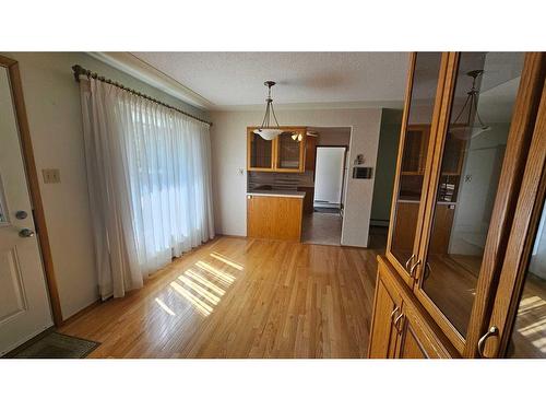 5506 50 Street, Castor, AB - Indoor Photo Showing Kitchen