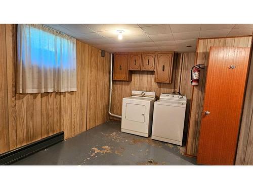 5506 50 Street, Castor, AB - Indoor Photo Showing Laundry Room