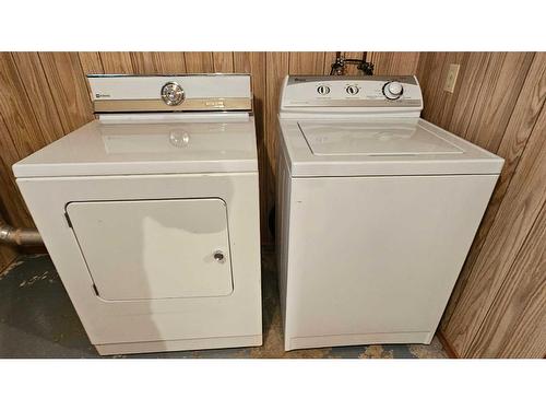 5506 50 Street, Castor, AB - Indoor Photo Showing Laundry Room