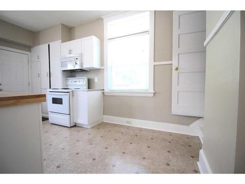 4626 49 Street, Red Deer, AB - Indoor Photo Showing Kitchen