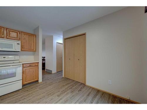 25-2821 Botterill Crescent, Red Deer, AB - Indoor Photo Showing Kitchen