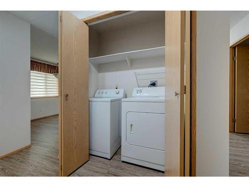 25-2821 Botterill Crescent, Red Deer, AB - Indoor Photo Showing Laundry Room