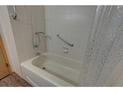 25-2821 Botterill Crescent, Red Deer, AB - Indoor Photo Showing Bathroom