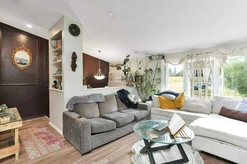 5324 53 Ave, Bashaw, AB - Indoor Photo Showing Living Room