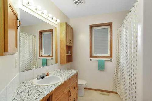 152 Kemp Avenue, Red Deer, AB - Indoor Photo Showing Bathroom