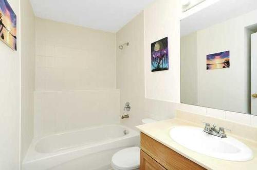 152 Kemp Avenue, Red Deer, AB - Indoor Photo Showing Bathroom