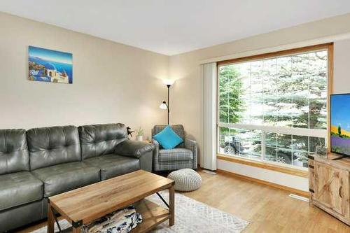 152 Kemp Avenue, Red Deer, AB - Indoor Photo Showing Living Room