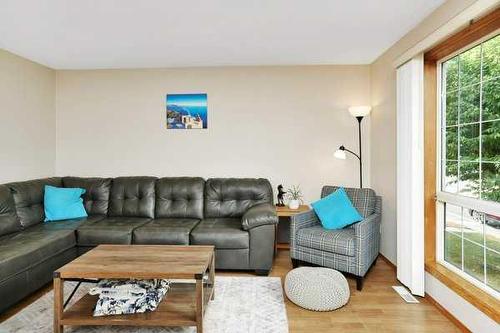 152 Kemp Avenue, Red Deer, AB - Indoor Photo Showing Living Room