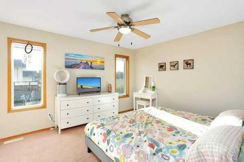 152 Kemp Avenue, Red Deer, AB - Indoor Photo Showing Bedroom