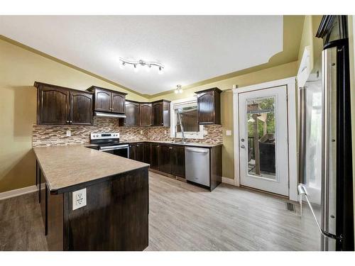 46 Assinger Avenue, Red Deer, AB - Indoor Photo Showing Kitchen With Upgraded Kitchen