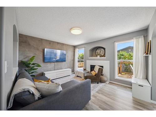 140 Vickers Close, Red Deer, AB - Indoor Photo Showing Living Room