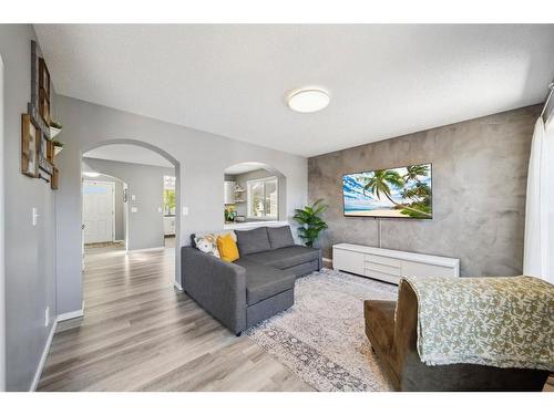 140 Vickers Close, Red Deer, AB - Indoor Photo Showing Living Room