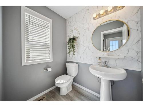 140 Vickers Close, Red Deer, AB - Indoor Photo Showing Bathroom