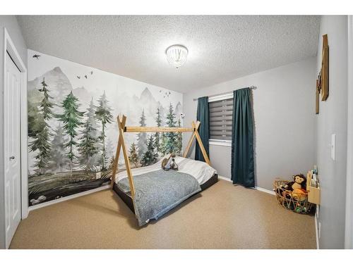 140 Vickers Close, Red Deer, AB - Indoor Photo Showing Bedroom