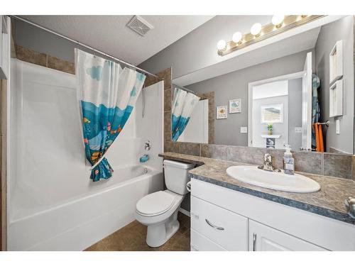 140 Vickers Close, Red Deer, AB - Indoor Photo Showing Bathroom