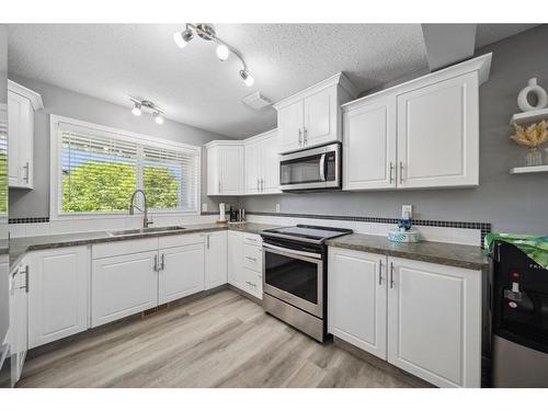 140 Vickers Close, Red Deer, AB - Indoor Photo Showing Kitchen