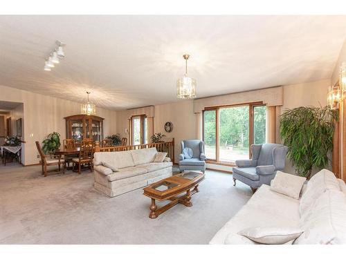 37440 Range Road 264, Rural Red Deer County, AB - Indoor Photo Showing Living Room