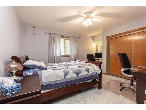 37440 Range Road 264, Rural Red Deer County, AB - Indoor Photo Showing Bedroom