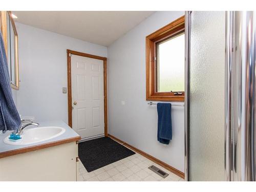 37440 Range Road 264, Rural Red Deer County, AB - Indoor Photo Showing Bathroom