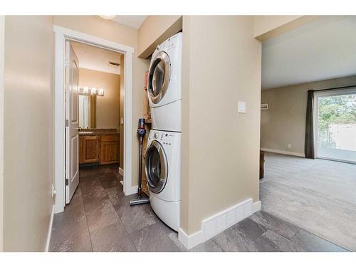 85 Rutledge Crescent, Red Deer, AB - Indoor Photo Showing Laundry Room