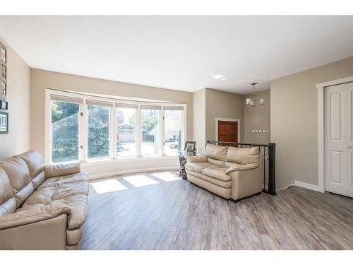 85 Rutledge Crescent, Red Deer, AB - Indoor Photo Showing Living Room