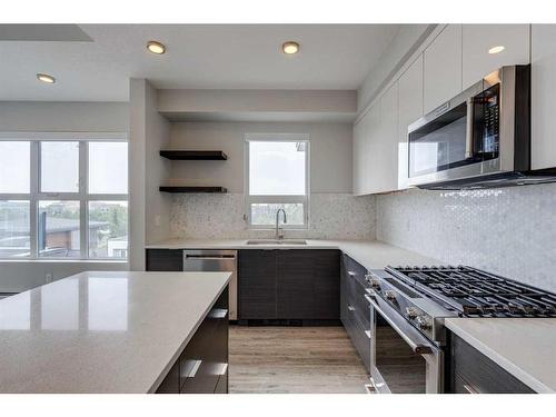 1414-95 Burma Star Road Sw, Calgary, AB - Indoor Photo Showing Kitchen With Upgraded Kitchen