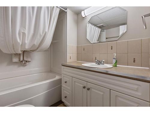 4712 47 Street, Camrose, AB - Indoor Photo Showing Bathroom