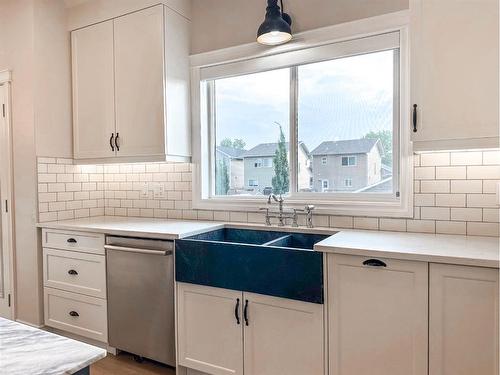 5 Bishop Circle, Carstairs, AB - Indoor Photo Showing Kitchen With Double Sink