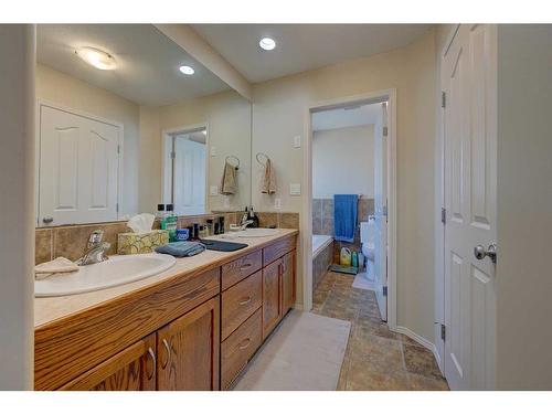 226-200 Ramage Close, Red Deer, AB - Indoor Photo Showing Bathroom