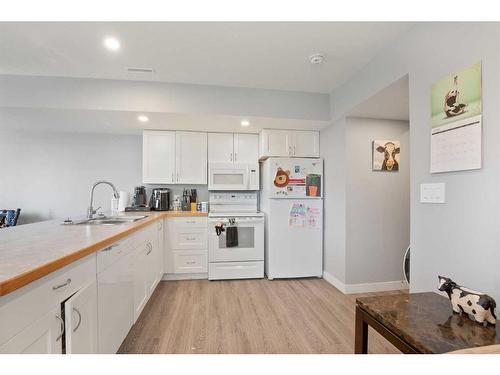 5017 Wilson Street, Blackfalds, AB - Indoor Photo Showing Kitchen