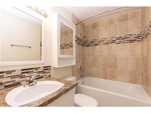 17 Malcolm Crescent, Red Deer, AB - Indoor Photo Showing Bathroom