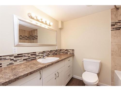 17 Malcolm Crescent, Red Deer, AB - Indoor Photo Showing Bathroom