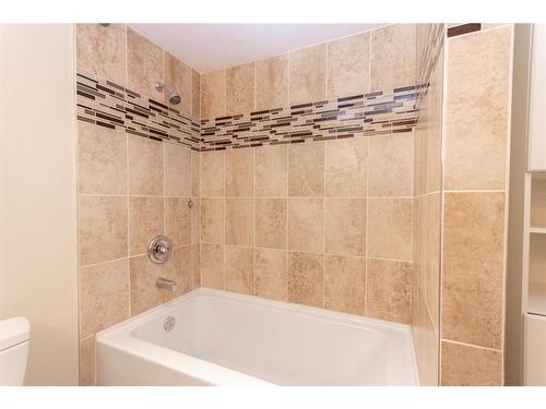 17 Malcolm Crescent, Red Deer, AB - Indoor Photo Showing Bathroom