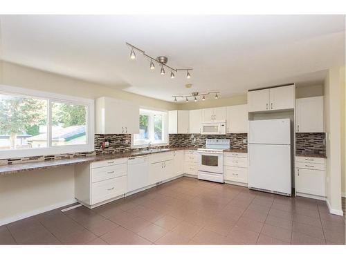 17 Malcolm Crescent, Red Deer, AB - Indoor Photo Showing Kitchen