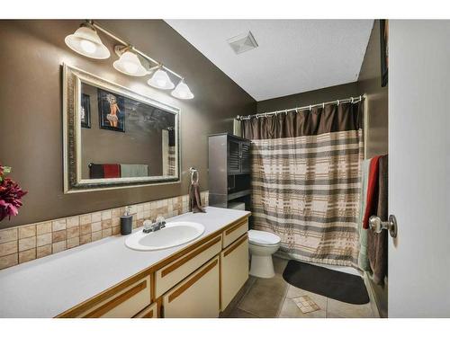 23 Edis Close, Red Deer, AB - Indoor Photo Showing Bathroom