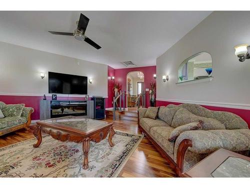 39070 Range Road 281, Rural Red Deer County, AB - Indoor Photo Showing Living Room