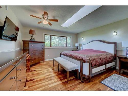 39070 Range Road 281, Rural Red Deer County, AB - Indoor Photo Showing Bedroom