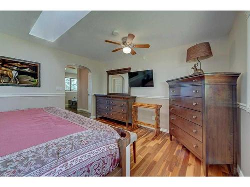 39070 Range Road 281, Rural Red Deer County, AB - Indoor Photo Showing Bedroom