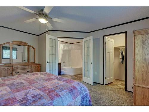 39070 Range Road 281, Rural Red Deer County, AB - Indoor Photo Showing Bedroom