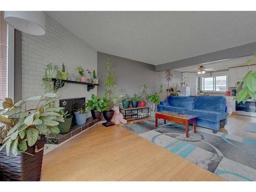 38 Wishart Street, Red Deer, AB - Indoor Photo Showing Living Room