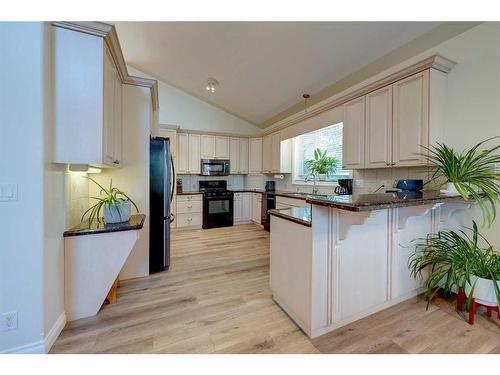 28 Duval Close, Red Deer, AB - Indoor Photo Showing Kitchen