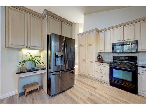 28 Duval Close, Red Deer, AB - Indoor Photo Showing Kitchen