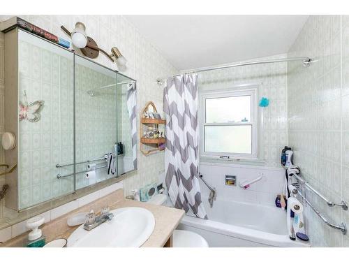 3928 43 Avenue, Red Deer, AB - Indoor Photo Showing Bathroom