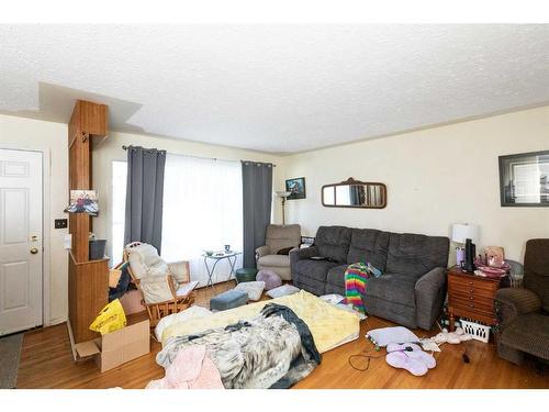 3928 43 Avenue, Red Deer, AB - Indoor Photo Showing Living Room