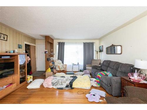 3928 43 Avenue, Red Deer, AB - Indoor Photo Showing Living Room