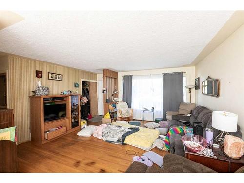 3928 43 Avenue, Red Deer, AB - Indoor Photo Showing Living Room