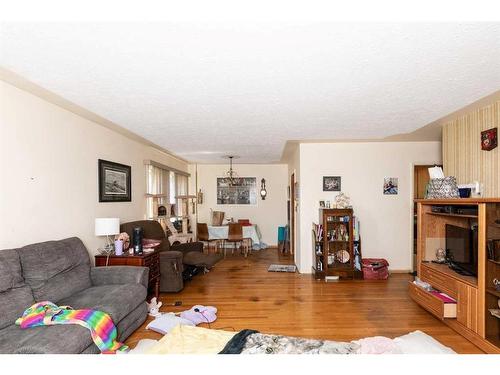 3928 43 Avenue, Red Deer, AB - Indoor Photo Showing Living Room