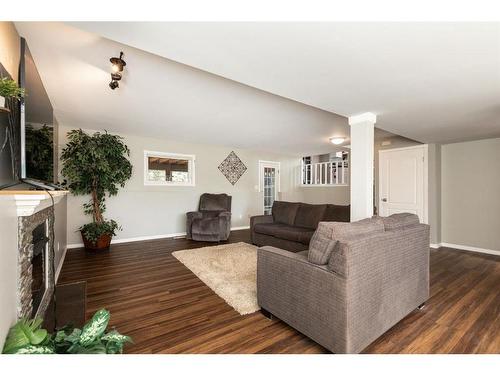 14-27501 Township Road 374, Rural Red Deer County, AB - Indoor Photo Showing Living Room